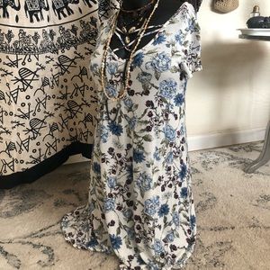 Floral dress perfect for fall or spring v-neck